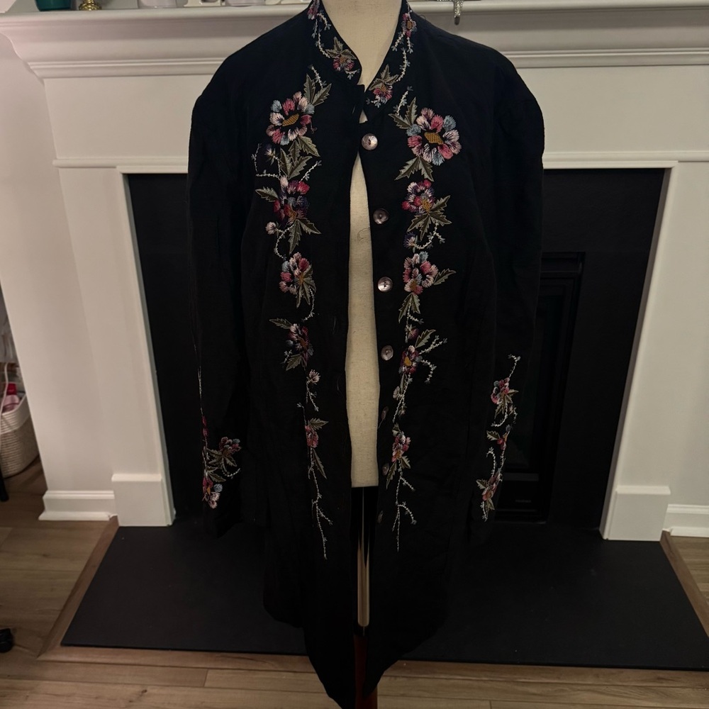 🌸 Vintage Units Embroidered Long Jacket – Black Floral (Size XL)